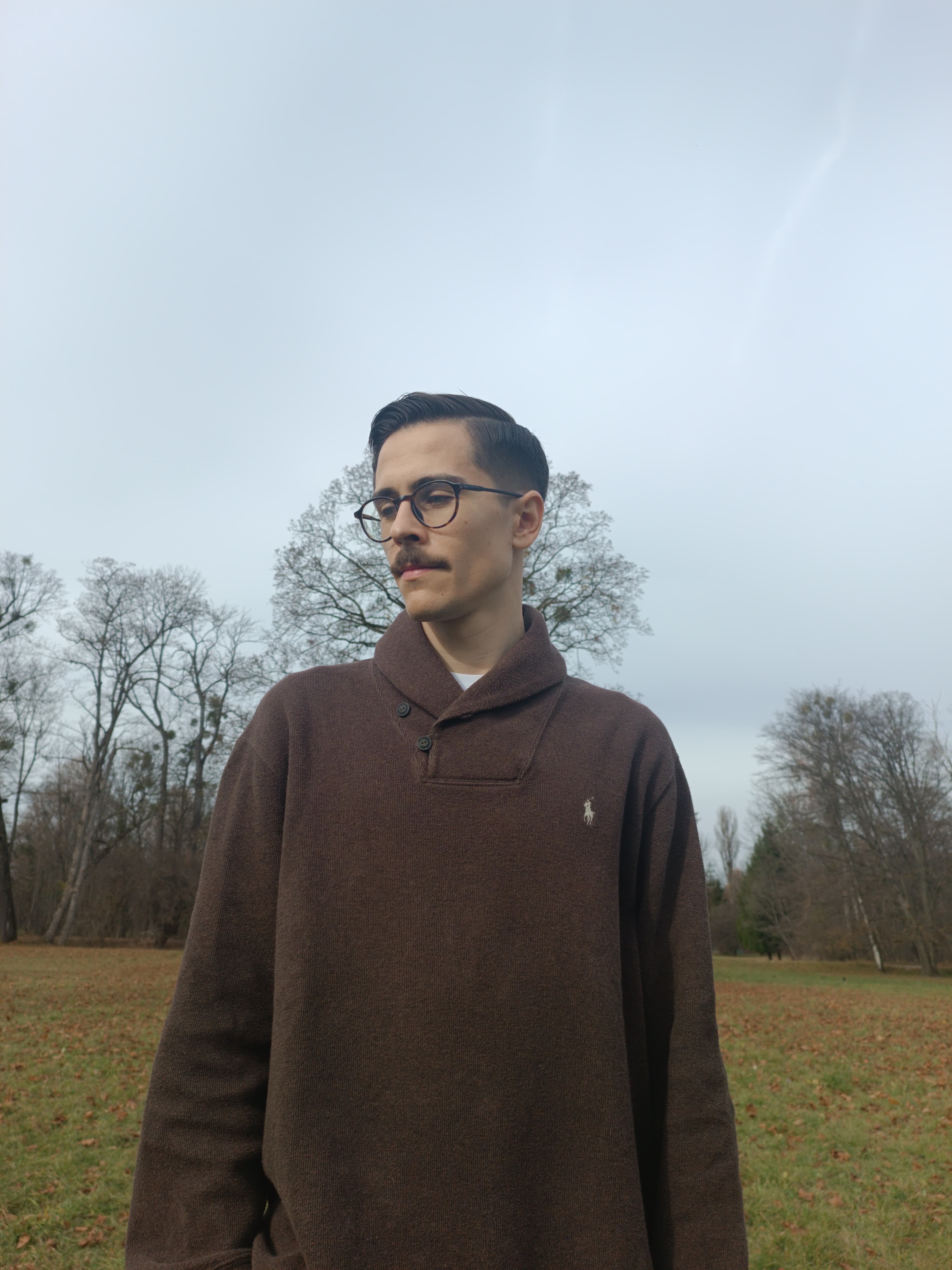 Ángel Blanco García — Retrato con gafas y fondo arboleda