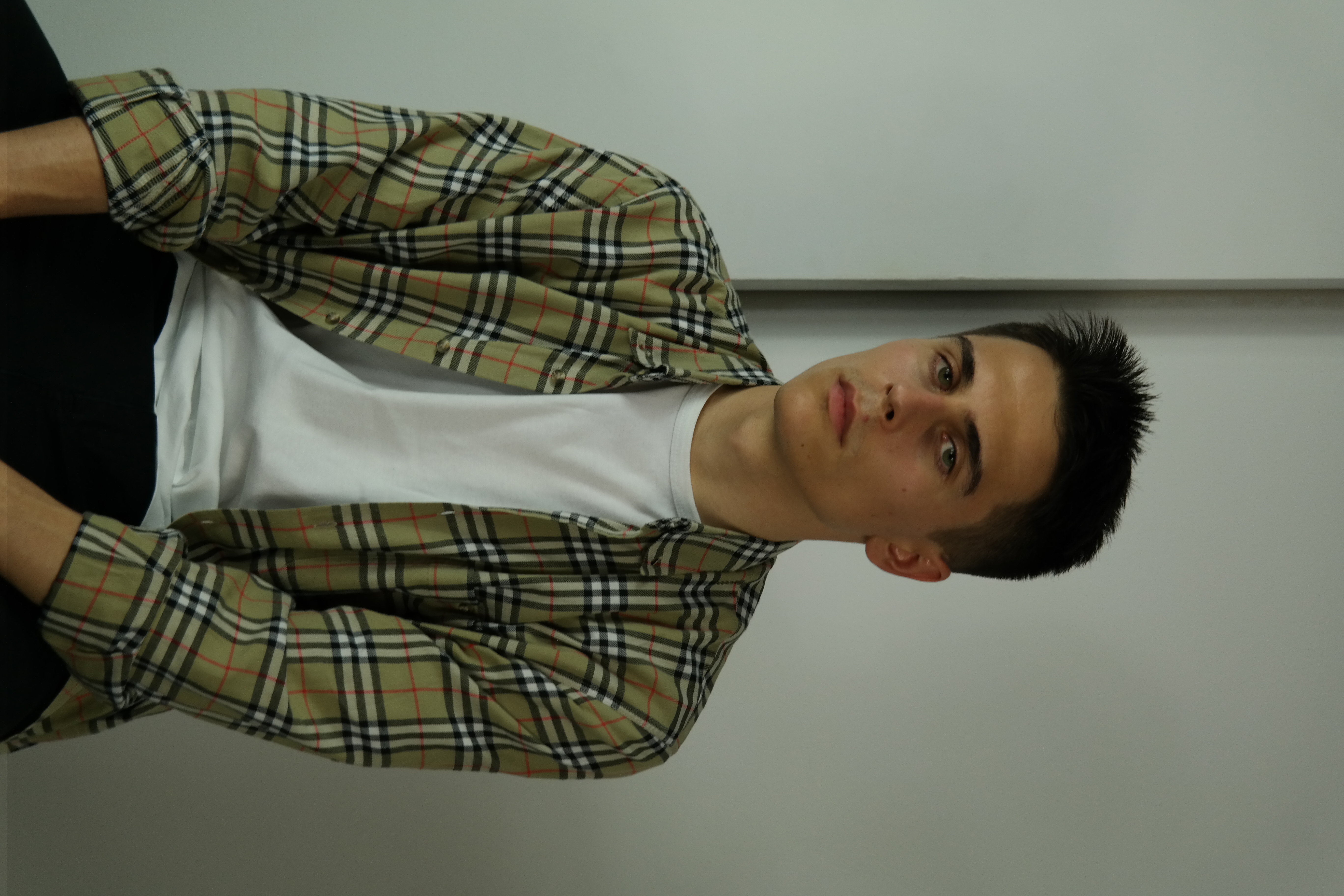 Ángel Blanco García — Retrato editorial fondo oscuro